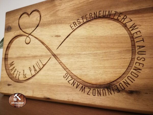 Brotzeitbrett mit Name und Datum - Unendlich-Zeichen – Bild 3