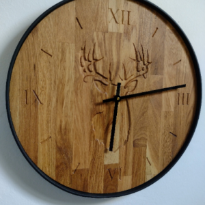 Wanduhr aus Eiche mit eingraviertem Hirschkopf