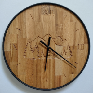 Wanduhr aus Eiche mit eingravierter Berglandschaft